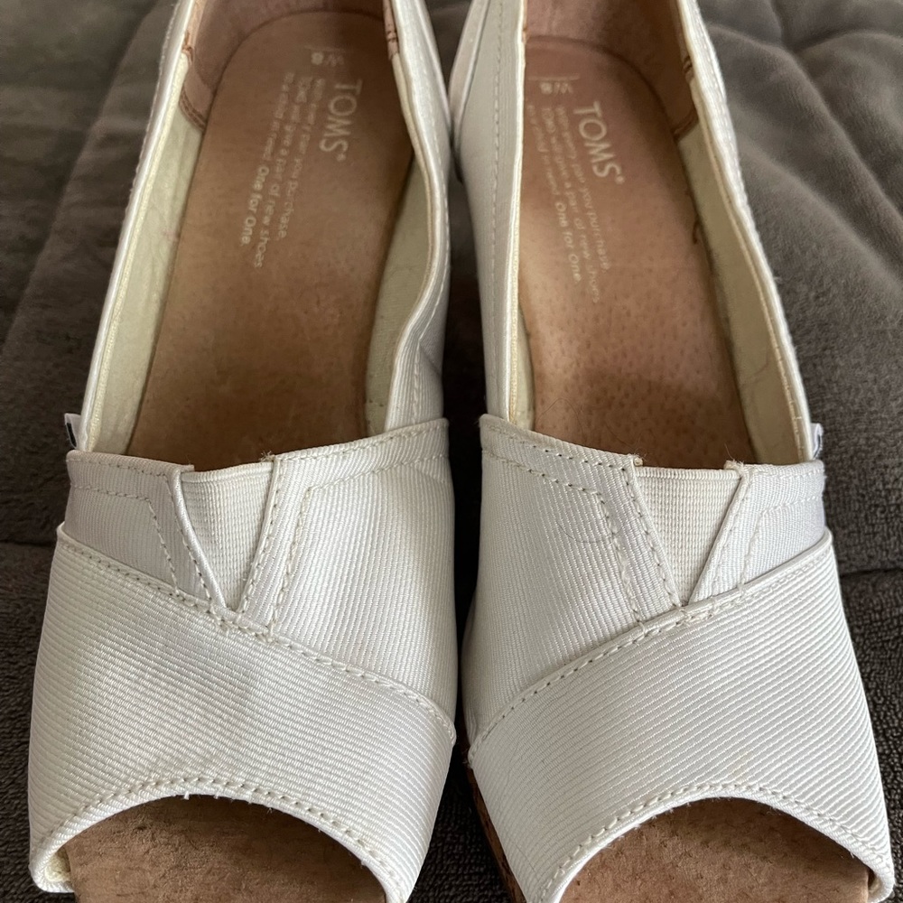 Toms size 8, white 3 inch wedge shoe